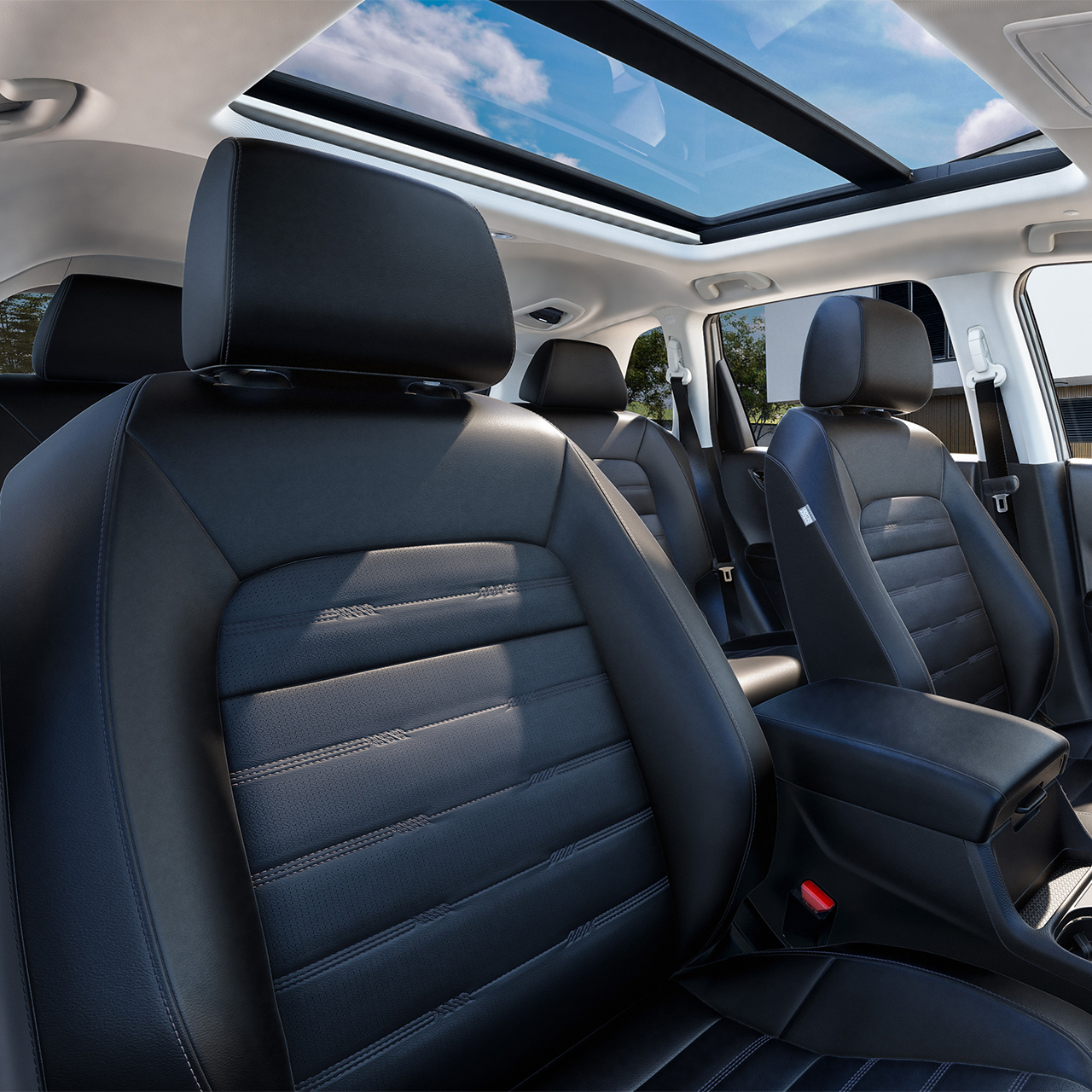 Interiörvy av en Honda CR-V, som visar de läderklädda stolarna, glastaket, infotainment systemet, växelväljaren och ratten.